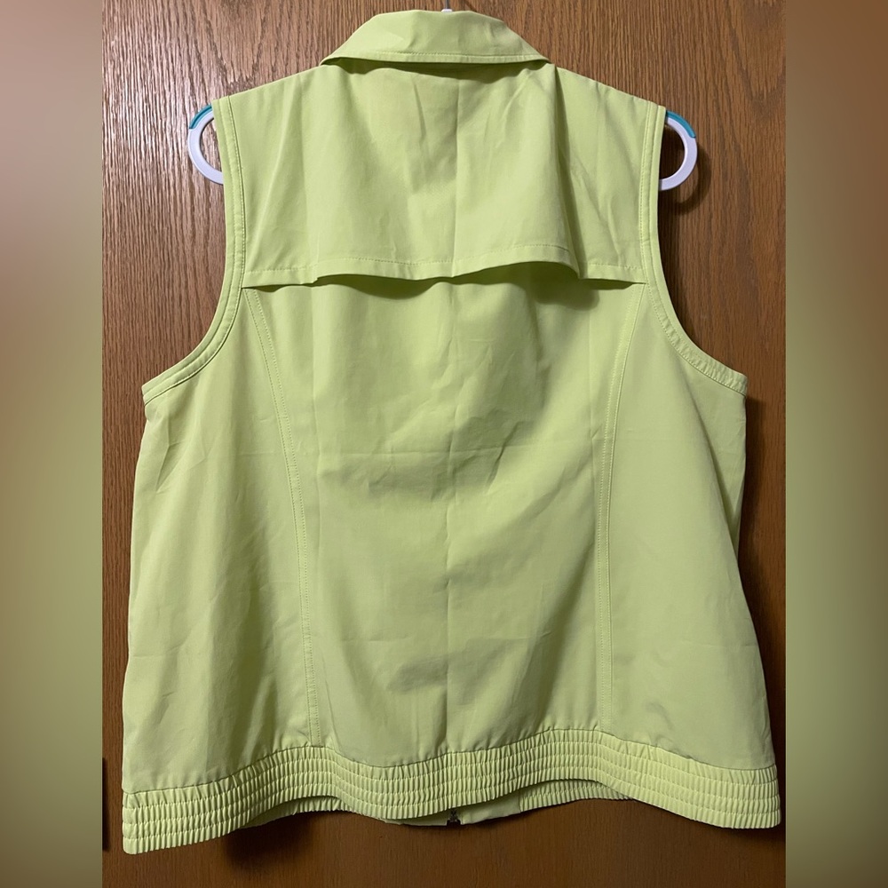 Chico’s zenergy golf vest in like new condition! It’s a Sz 3!